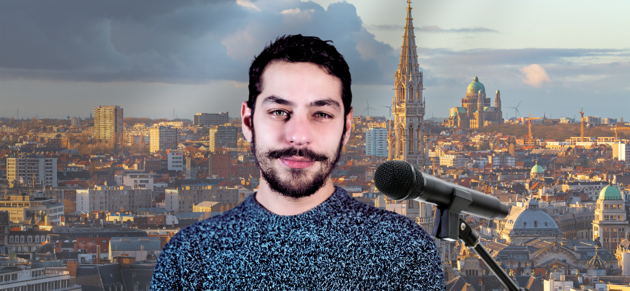 Portrait de Mehdi Bayad devant un micro. À l'arrière-plan, une vue de Bruxelles.