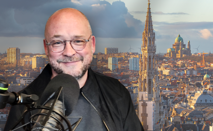 Portrait de Jérémie Claes au micro de Brol Fictions