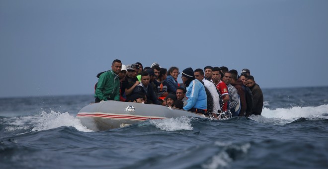 Varios migrantes son rescatados por salvamento marítimo en aguas del Estrecho en un imagen de archivo./Salvamento Marítimo