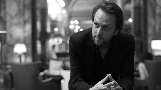 1200px-Laurent_de_Sutter_at_Hotel_Metropole,_Summer_2012